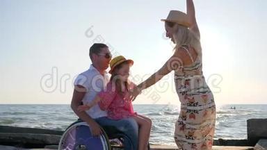 小女孩<strong>坐</strong>在<strong>双手</strong>瘫痪的爸爸<strong>坐</strong>在轮椅上，伸出双臂背光，怀孕的妻子有孩子